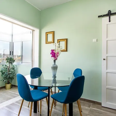 Gaze Out At The City In A Retro-Chic Getaway Lisbon Exterior photo