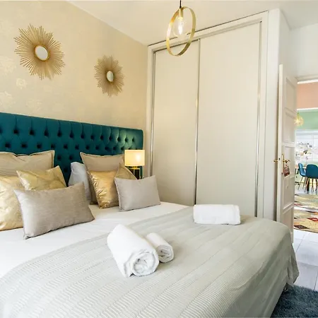 Gaze Out At The City In A Retro-Chic Getaway Lisbon Exterior photo