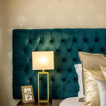 Gaze Out At The City In A Retro-Chic Getaway Lisbon Exterior photo