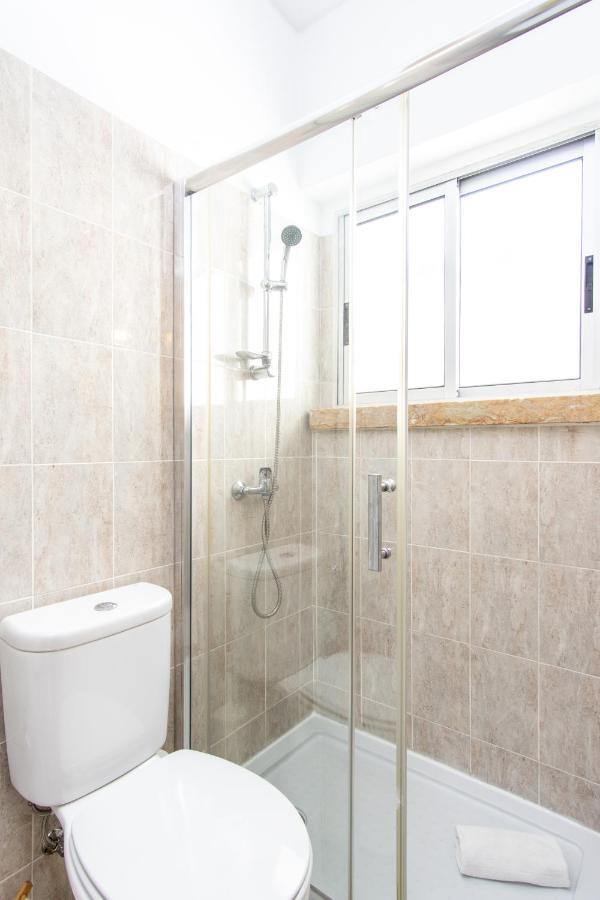 Gaze Out At The In A Retro-chic Getaway Appartement Lissabon